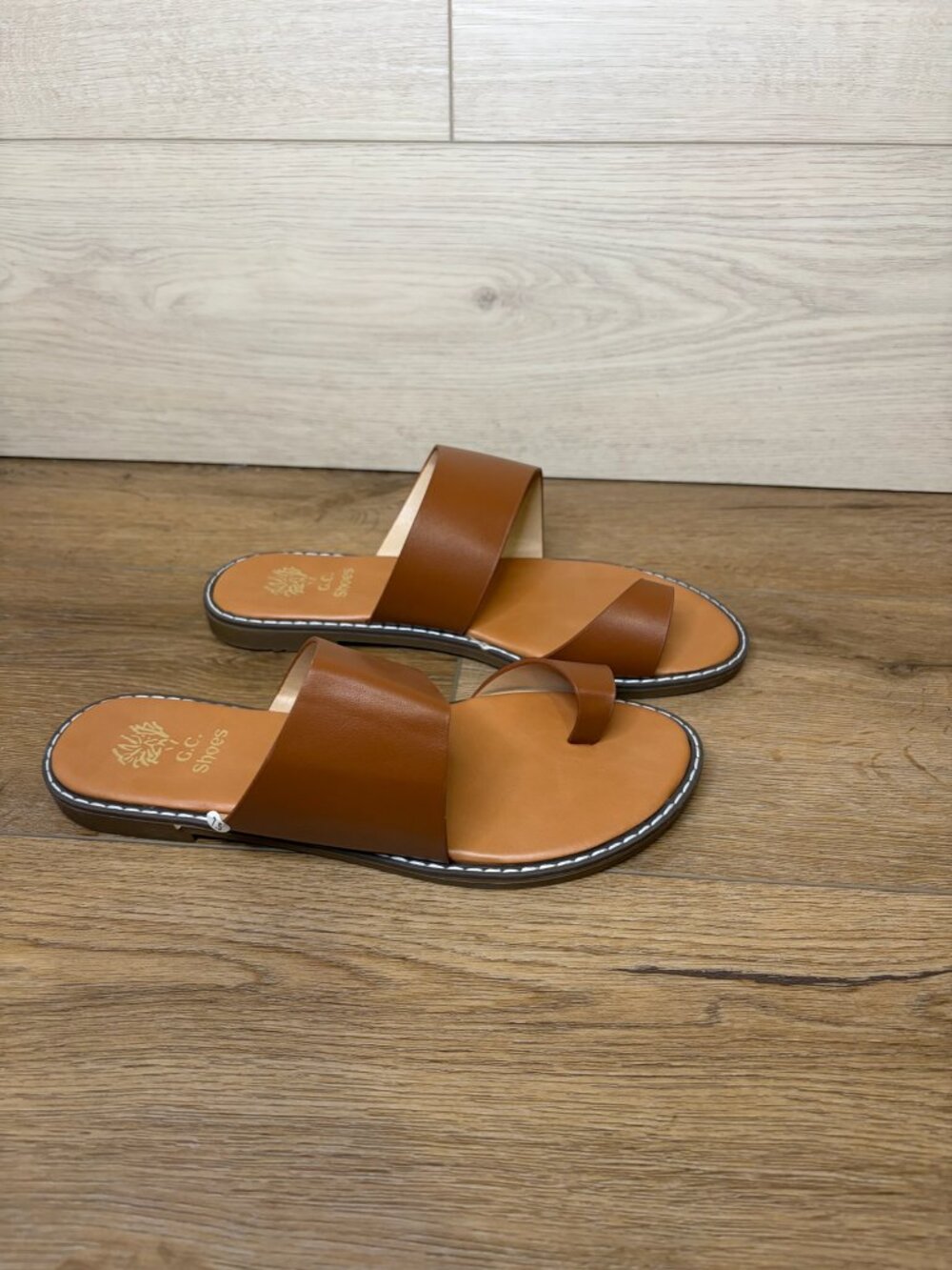 GC Shoes Florence Tan Toe Loop Flat Sandals Size 7.5